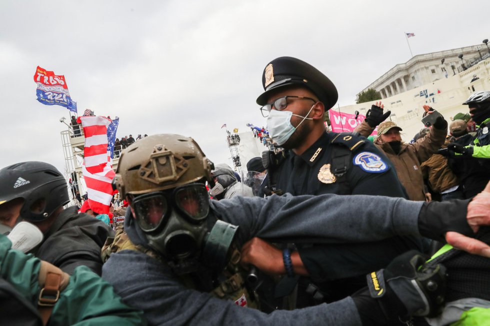 Seguidores de Trump enfrentándose a la policía. Seguidores de Trump enfrentándose a la policía.