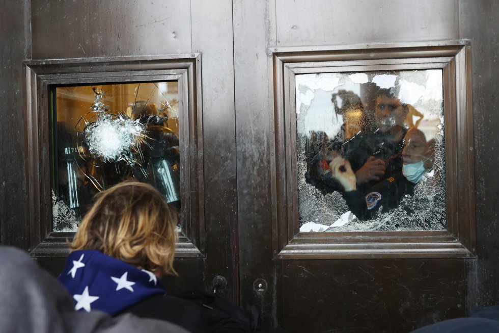 Cristales rotos dentro del edificio del Capitolio durante el asalto de los defensores de Trump. Cristales rotos dentro del edificio del Capitolio durante el asalto de los defensores de Trump.