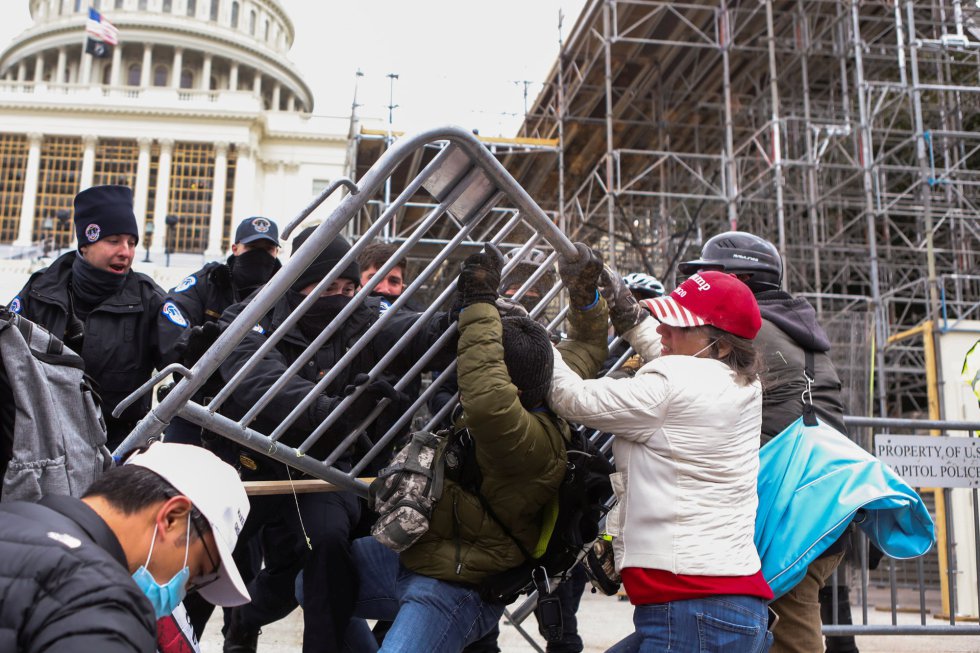 Los defensores de Trump han usado vallas para asaltar la sede de la democracia de los Estados Unidos. Los defensores de Trump han usado vallas para asaltar la sede de la democracia de los Estados Unidos.