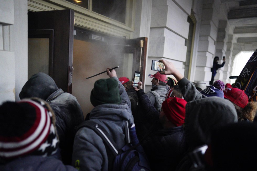 Algunos de los violentos que han logrado entrar en el Capitolio. Algunos de los violentos que han logrado entrar en el Capitolio.