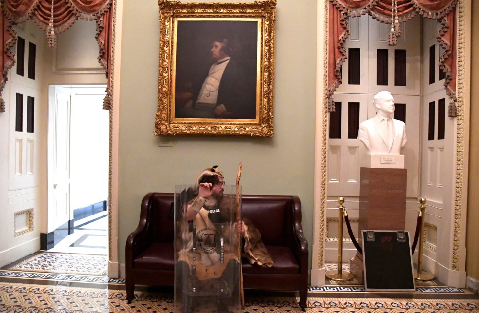 Un defensor de Trump sentado en un sillón de los pasillos del Capitolio. Un defensor de Trump sentado en un sillón de los pasillos del Capitolio.