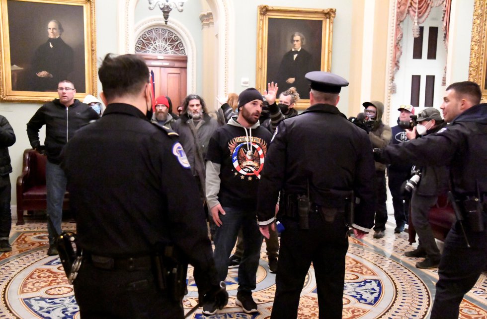 La Policía confronta con los asaltantes en el interior del Capitolio. La Policía confronta con los asaltantes en el interior del Capitolio.