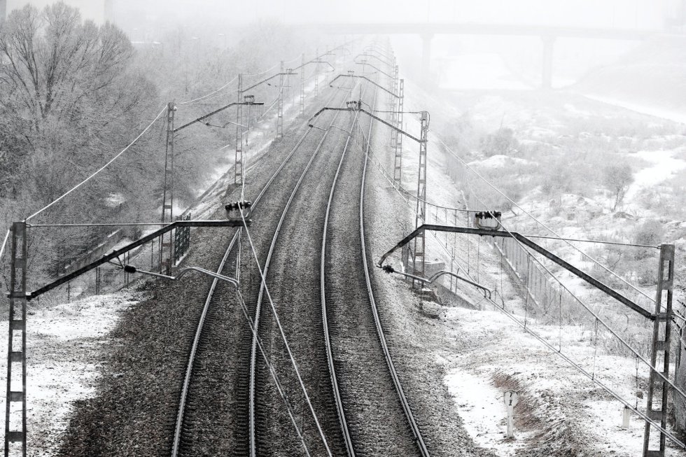 Vías del tren con nieve tras el paso de la borrasca Filomena, en Madrid. Vías del tren con nieve tras el paso de la borrasca Filomena, en Madrid.