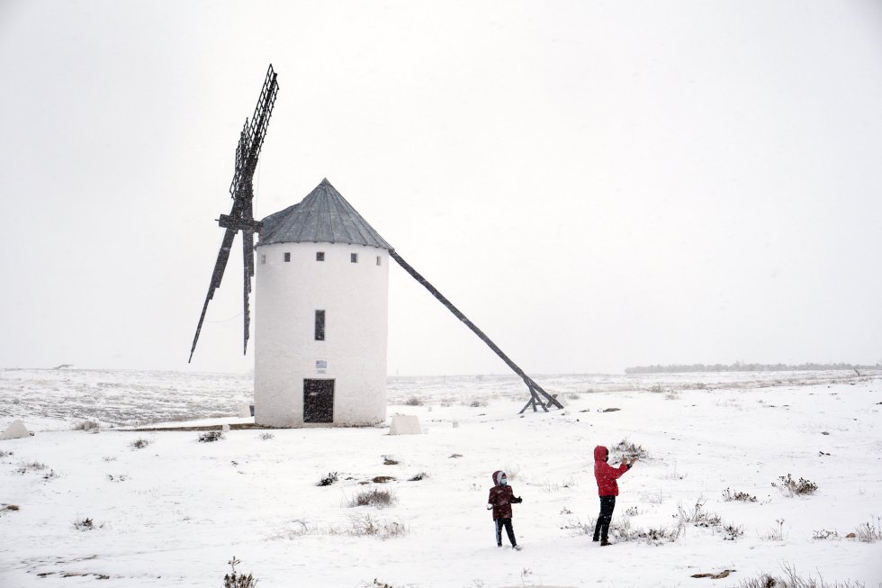 Una gran nevada cae sobre Campo de Criptana, en Castilla-La Mancha (España). Una gran nevada cae sobre Campo de Criptana, en Castilla-La Mancha (España).