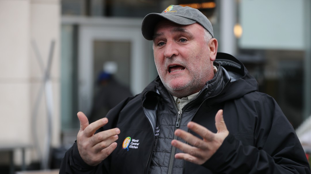 El chef José Andrés y su ONG reparten miles de comidas tras el temporal