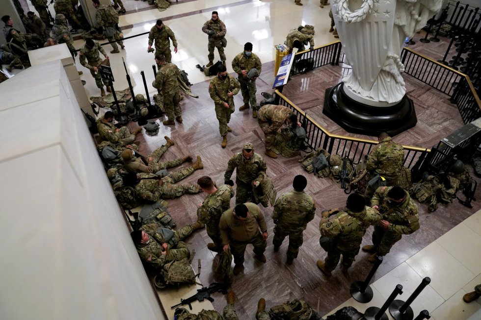 Los militares de la Guardia Nacional se agolpan en el interior del Capitolio y muchos de ellos tienen que descansar en el suelo junto a sus armas Los militares de la Guardia Nacional se agolpan en el interior del Capitolio y muchos de ellos tienen que descansar en el suelo junto a sus armas