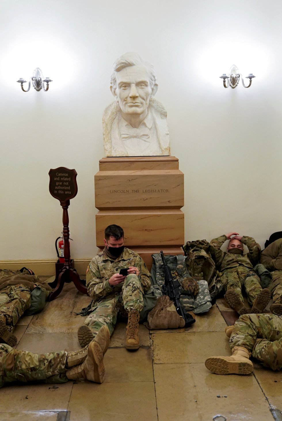 Los militares de la Guardia Nacional se agolpan en el interior del Capitolio y muchos de ellos tienen que descansar en el suelo junto a sus armas Los militares de la Guardia Nacional se agolpan en el interior del Capitolio y muchos de ellos tienen que descansar en el suelo junto a sus armas