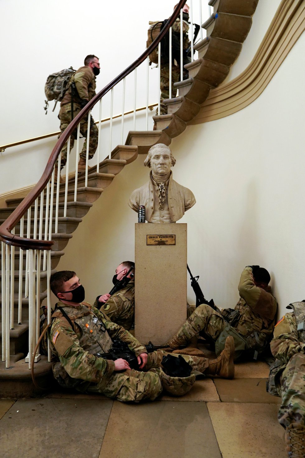 Los militares de la Guardia Nacional se agolpan en el interior del Capitolio y muchos de ellos tienen que descansar en el suelo junto a sus armas Los militares de la Guardia Nacional se agolpan en el interior del Capitolio y muchos de ellos tienen que descansar en el suelo junto a sus armas
