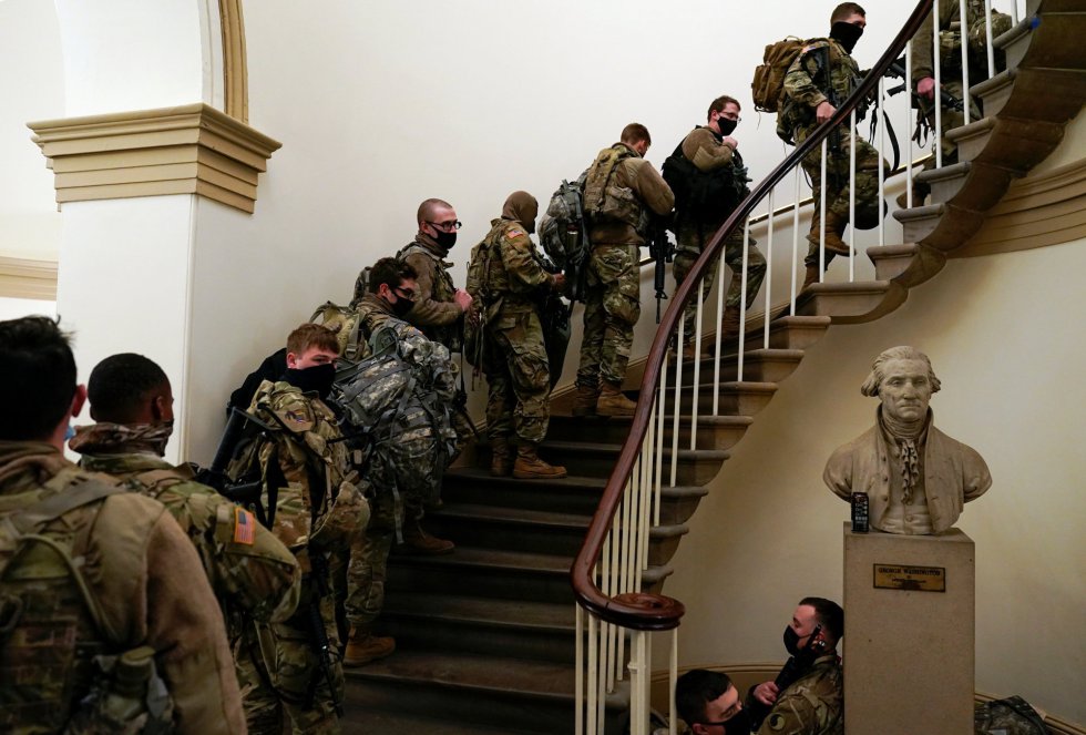 Esta semana, el jefe de la Oficina de la Guardia Nacional de Estados Unidos, el general Daniel Hokanson, ha anunciado que han recibido autorización para el despliegue de 15.000 militares para la toma de posesión del presidente electo del país, Joe Biden, el 20 de enero Esta semana, el jefe de la Oficina de la Guardia Nacional de Estados Unidos, el general Daniel Hokanson, ha anunciado que han recibido autorización para el despliegue de 15.000 militares para la toma de posesión del presidente electo del país, Joe Biden, el 20 de enero