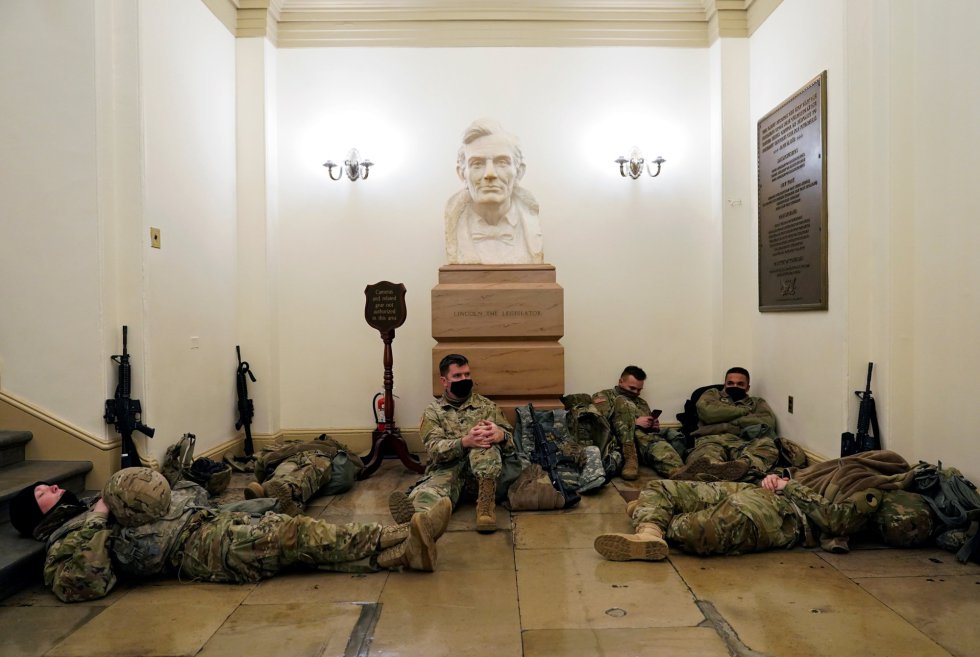 Esta semana, el jefe de la Oficina de la Guardia Nacional de Estados Unidos, el general Daniel Hokanson, ha anunciado que han recibido autorización para el despliegue de 15.000 militares para la toma de posesión del presidente electo del país, Joe Biden, el 20 de enero Esta semana, el jefe de la Oficina de la Guardia Nacional de Estados Unidos, el general Daniel Hokanson, ha anunciado que han recibido autorización para el despliegue de 15.000 militares para la toma de posesión del presidente electo del país, Joe Biden, el 20 de enero