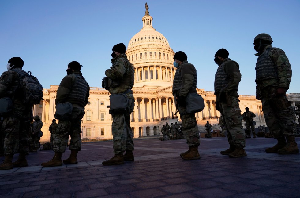 Los exteriores del Capitolio también se están blindando ante unas próximas jornadas de infarto con el juicio político a Trump y la inauguración de la presidencia de Biden Los exteriores del Capitolio también se están blindando ante unas próximas jornadas de infarto con el juicio político a Trump y la inauguración de la presidencia de Biden