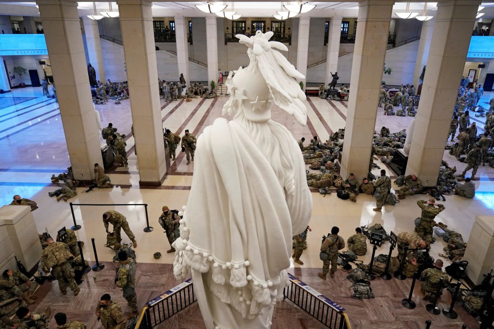 La alcaldesa de Washington, Muriel Bowser, pidió el lunes al Departamento de Seguridad Nacional reforzar la seguridad en torno al Capitolio de cara a la sesión de investidura de Joe Biden tras el reciente asalto al Capitolio La alcaldesa de Washington, Muriel Bowser, pidió el lunes al Departamento de Seguridad Nacional reforzar la seguridad en torno al Capitolio de cara a la sesión de investidura de Joe Biden tras el reciente asalto al Capitolio