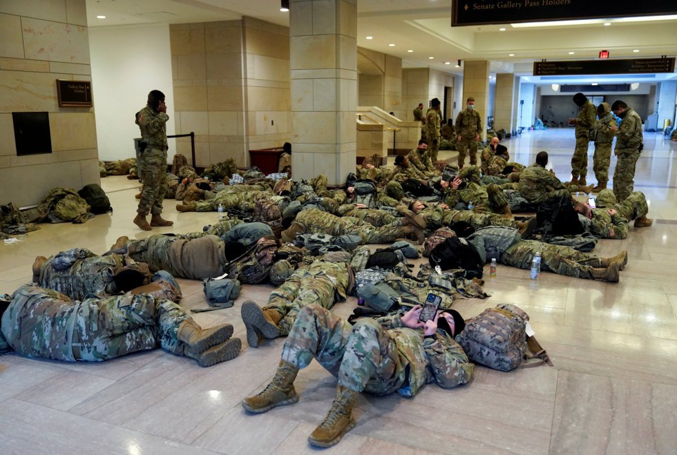 Los pasillos del Capitolio, por los que circulan congresistas y senadores de EEUU, tienen actualmente esta estampa: decenas de militares de la Guardia Nacional en cada esquina Los pasillos del Capitolio, por los que circulan congresistas y senadores de EEUU, tienen actualmente esta estampa: decenas de militares de la Guardia Nacional en cada esquina