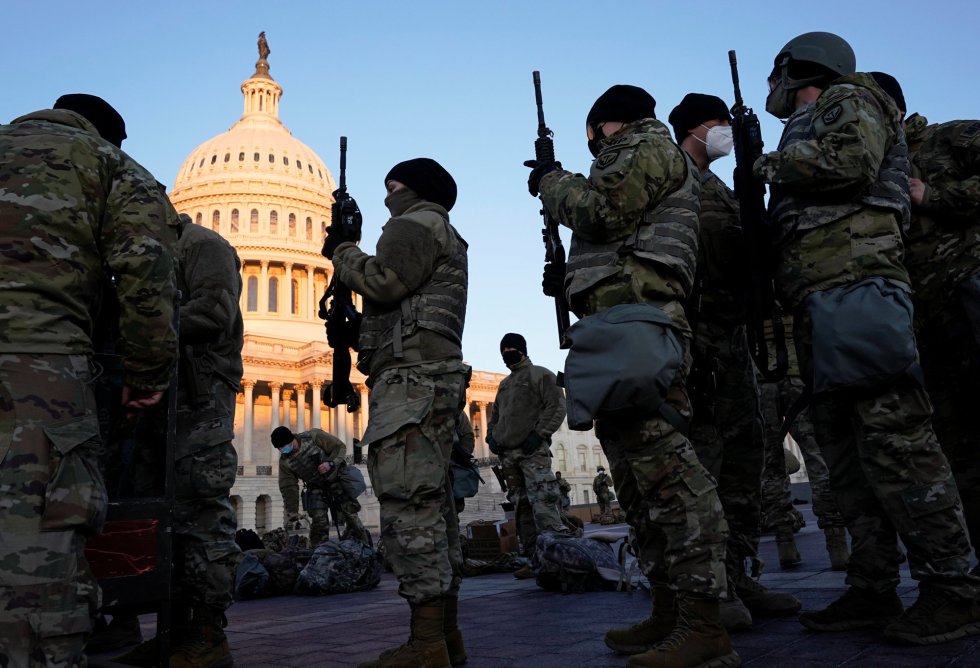 Miembros de la Guardia Nacional recibiendo armas en las inmediaciones del Capitolio de Washington Miembros de la Guardia Nacional recibiendo armas en las inmediaciones del Capitolio de Washington