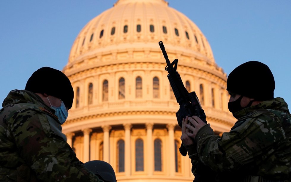 Miembros de la Guardia Nacional recibiendo armas en las inmediaciones del Capitolio de Washington Miembros de la Guardia Nacional recibiendo armas en las inmediaciones del Capitolio de Washington