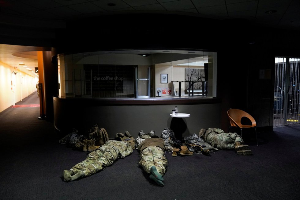 Militares de la Guardia Nacional duermen en el 'Dirksen Senate Office Building' horas antes del comienzo del impeachment a Trump Militares de la Guardia Nacional duermen en el 'Dirksen Senate Office Building' horas antes del comienzo del impeachment a Trump