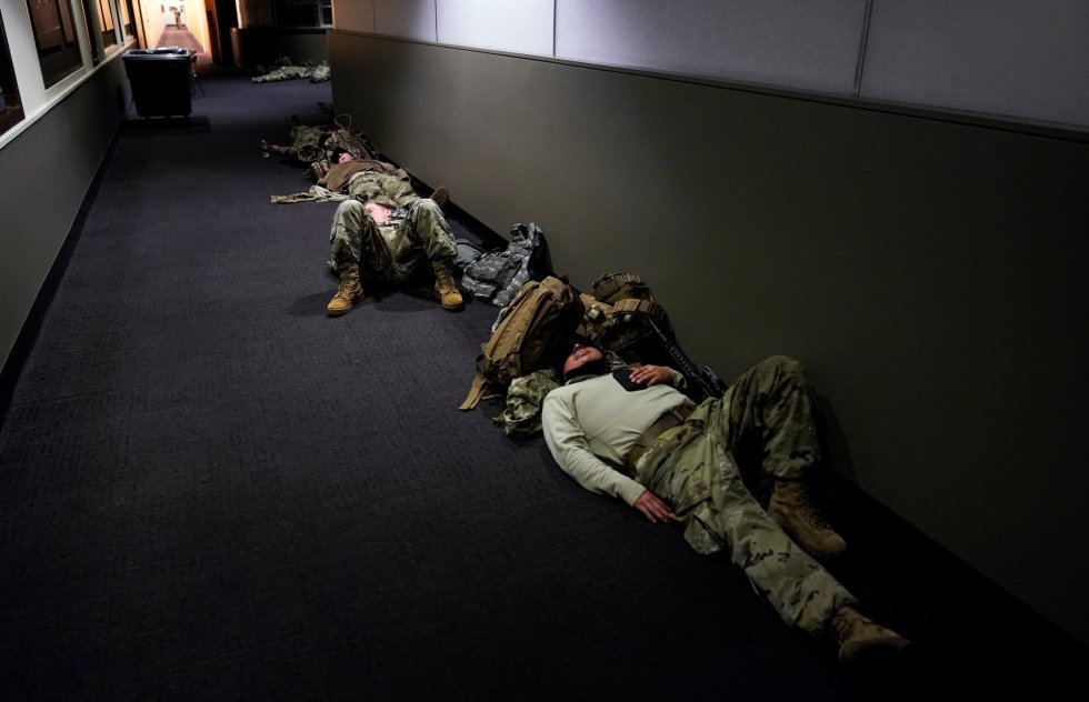 Los pasillos del Capitolio, por los que circulan congresistas y senadores de EEUU, tienen actualmente esta estampa: decenas de militares de la Guardia Nacional en cada esquina Los pasillos del Capitolio, por los que circulan congresistas y senadores de EEUU, tienen actualmente esta estampa: decenas de militares de la Guardia Nacional en cada esquina