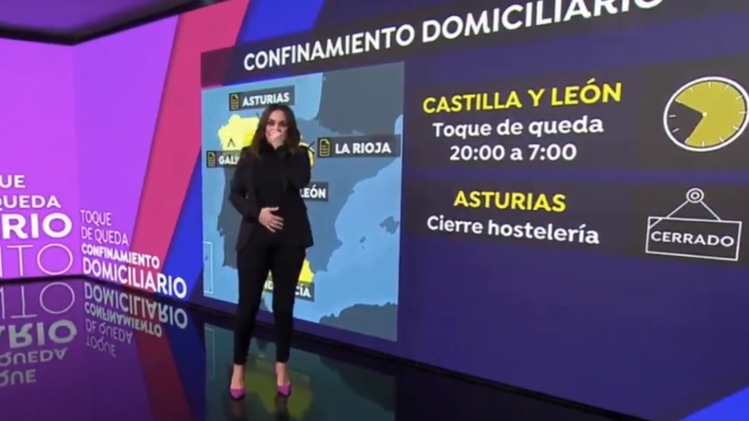 Mónica Carrillo sufre un ataque de tos durante el directo del informativo y es 'rescatada' por Matías Prats
