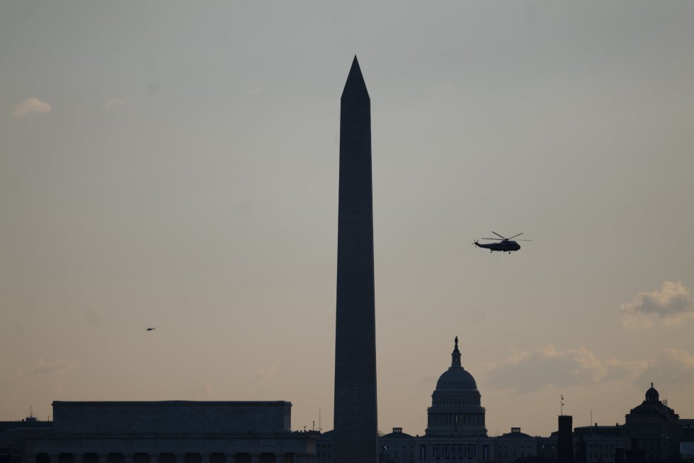 El helicóptero Marine One con Donald Trump sobrevuela el Capitolio. Es su salida de la Casa Blanca tras cuatro años de Presidencia. El helicóptero Marine One con Donald Trump sobrevuela el Capitolio. Es su salida de la Casa Blanca tras cuatro años de Presidencia.