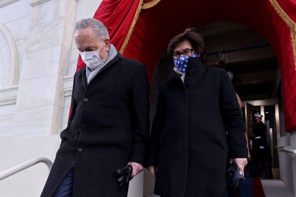 El senador Chuck Schumer (D-NY) y su mujer Iris Weinshall llegan al acto de investidura de Biden. El senador Chuck Schumer (D-NY) y su mujer Iris Weinshall llegan al acto de investidura de Biden.