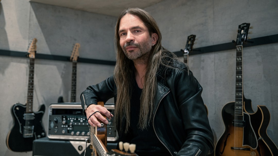 Música clásica, guitarra eléctrica y tecnología punta: así son las 'Microsinfonías' del guitarrista de Maná