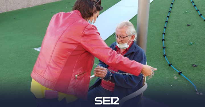 A 73-year-old man chains himself in Tenerife to demand his non-contributory pension |  Radio Club Tenerife |  Present