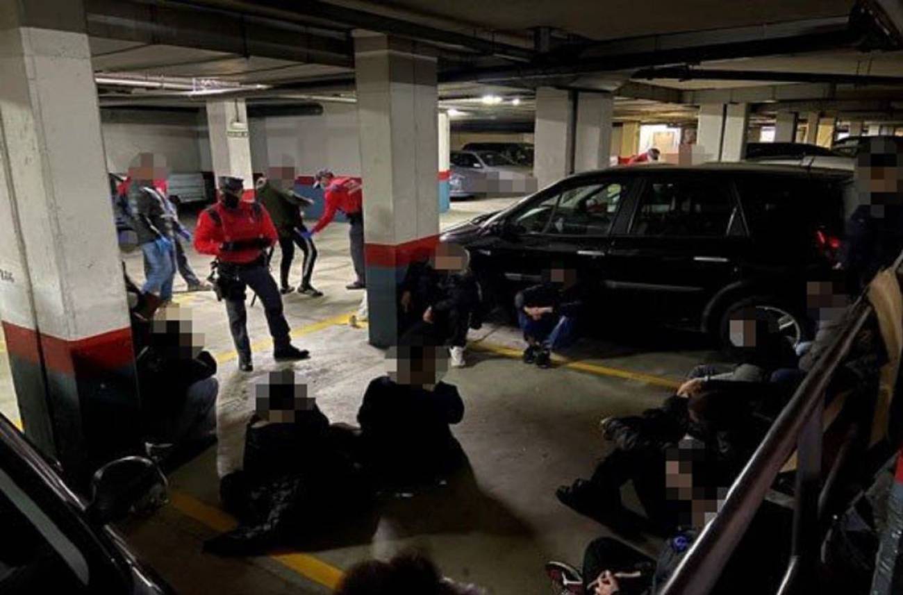 Denunciados 21 jóvenes haciendo una fiesta en un garaje comunitario de