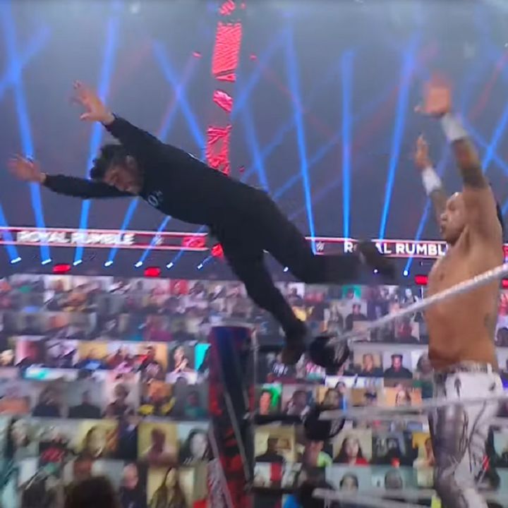 Bad Bunny debuta en la WWE: actuación en directo y vuelo desde la tercera cuerda contra dos luchadores