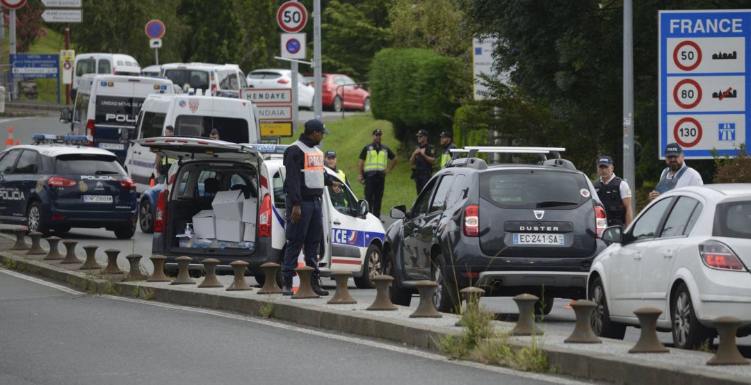 Policías franceses y españoles filtran el tráfico en el puente de Santiago, imagen de archivo 