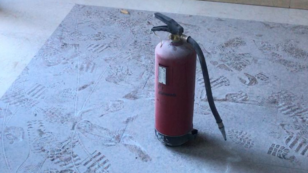 Extintor vaciado en el edificio de Rei Don García durante un episodio anterior vivido en Nochebuena.