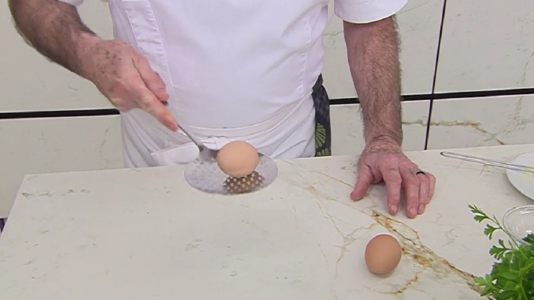 El truco definitivo de Karlos Arguiñano para saber si un huevo está cocido sin quitar la cáscara