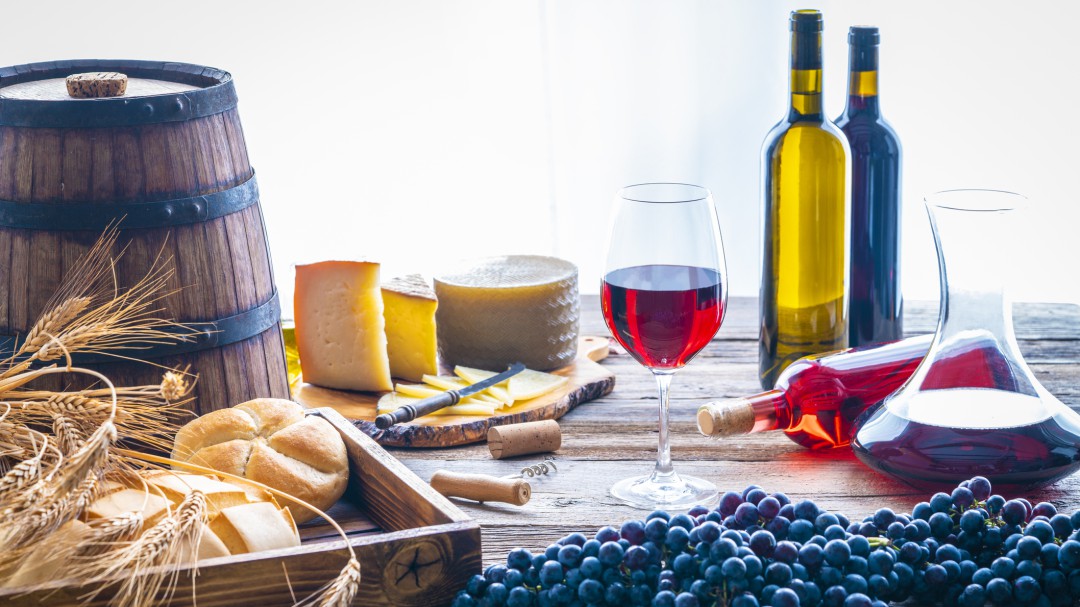 La sorprendente historia que cuentan los refranes sobre el agua, el vino y el aceite de oliva