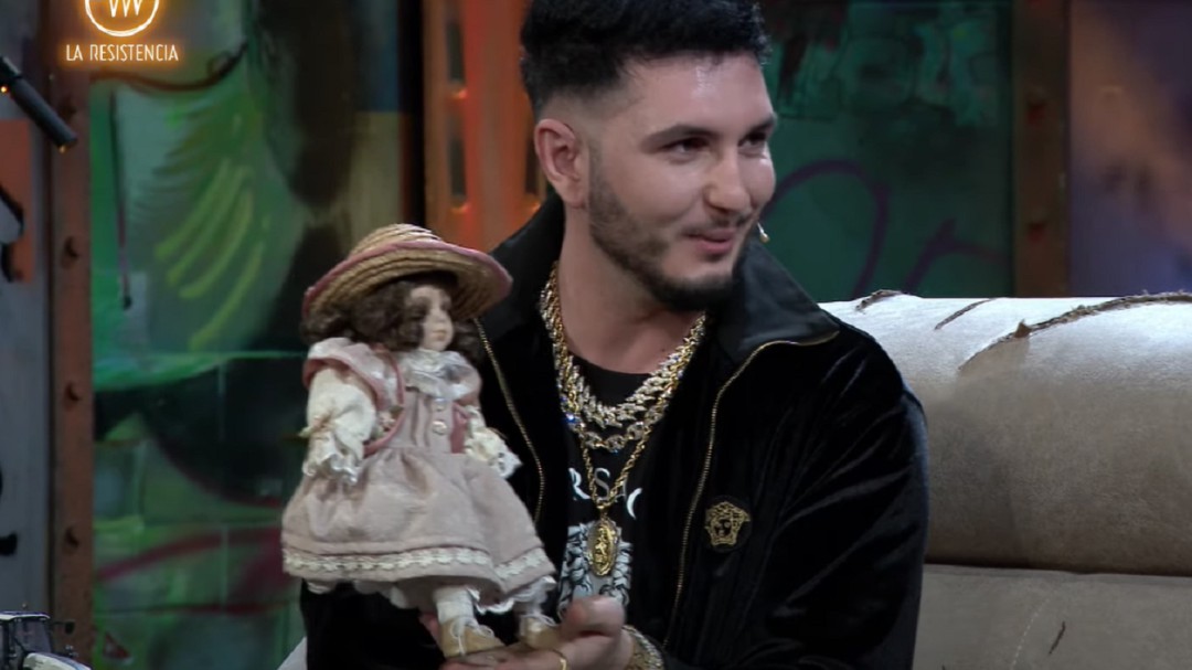 "No me juzgues": Omar Montes le regala a David Broncano una muñeca que robó en Cantora