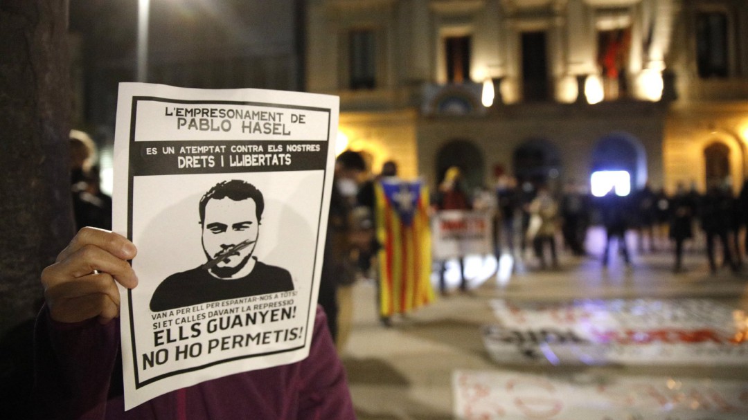 Más de 200 personalidades de la cultura, encabezadas por Serrat y Almodóvar, piden la libertad de Pablo Hasél