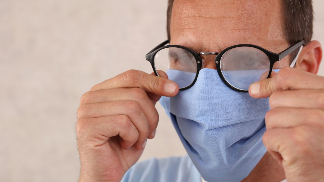 Estos son los mejores productos para evitar que se te empañen las gafas con la mascarilla puesta, según la OCU