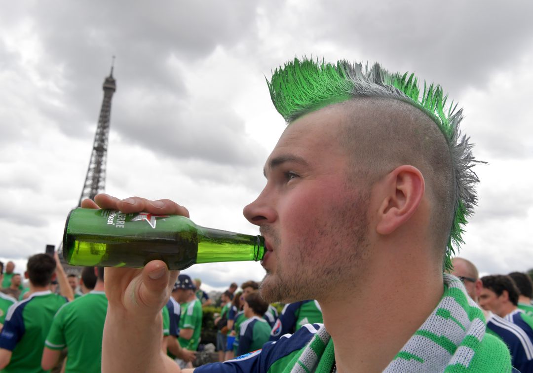 Por qué no hay que beber cerveza a morro (aunque a todos nos guste)