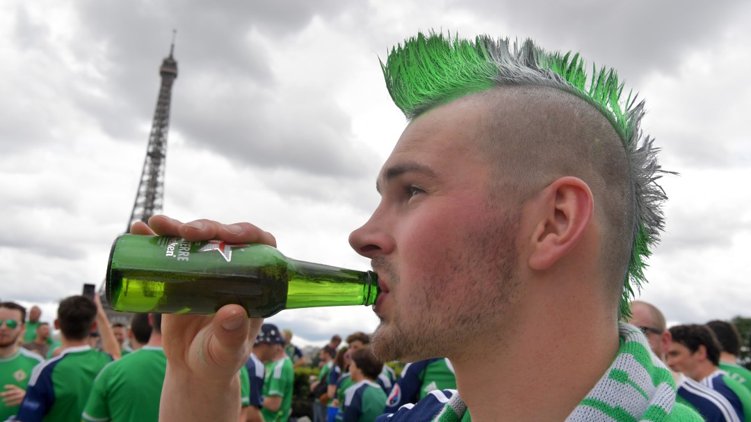 Por qué no hay que beber cerveza a morro (aunque a todos nos guste)