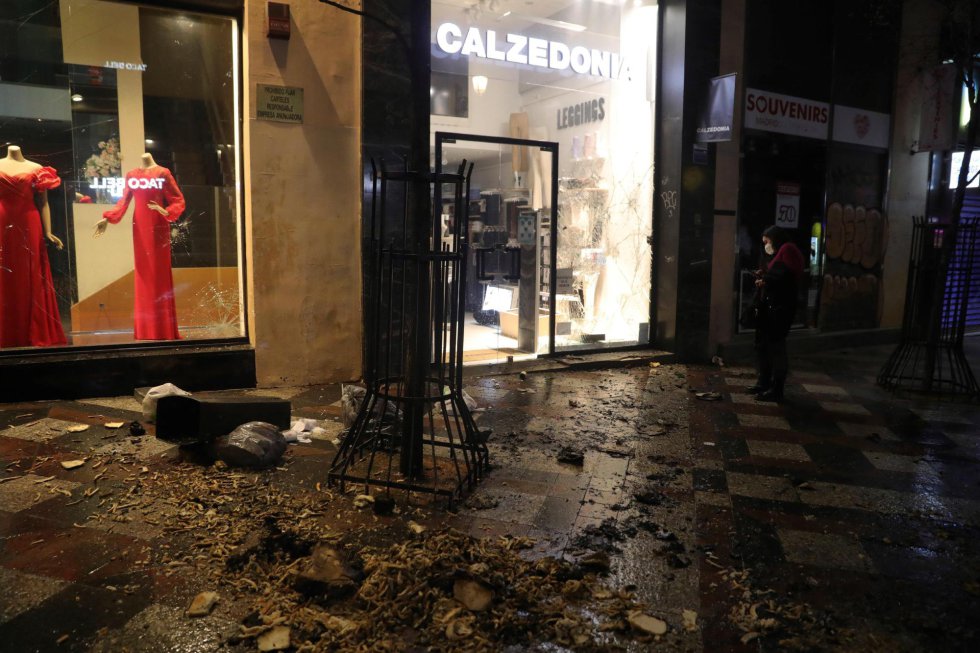 Desperfectos en una calle madrileña durante una marcha por la detención del rapero Pablo Hasél Desperfectos en una calle madrileña durante una marcha por la detención del rapero Pablo Hasél