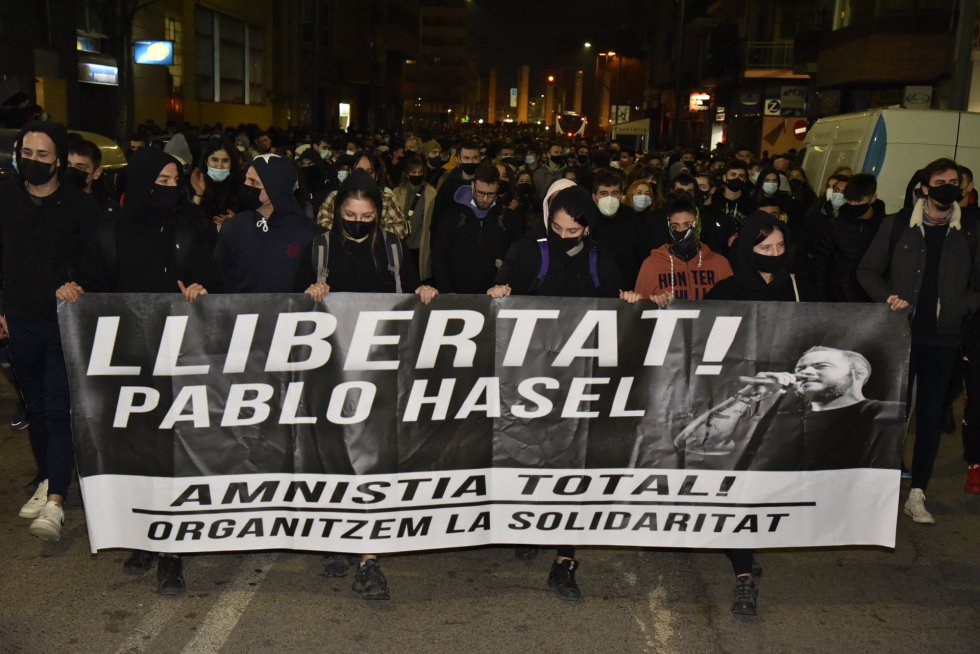 Varias personas sujetan una pancarta en la que se lee: `Llibertat Pablo Hasél´ durante una manifestación contra el encarcelamiento del rapero y poeta Pablo Hasél, en la Plaza de Europa de Lleida Varias personas sujetan una pancarta en la que se lee: `Llibertat Pablo Hasél´ durante una manifestación contra el encarcelamiento del rapero y poeta Pablo Hasél, en la Plaza de Europa de Lleida