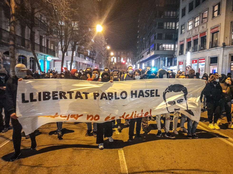 Centenares de personas se manifiestan en Girona en protesta contra la prisión a Hasél Centenares de personas se manifiestan en Girona en protesta contra la prisión a Hasél