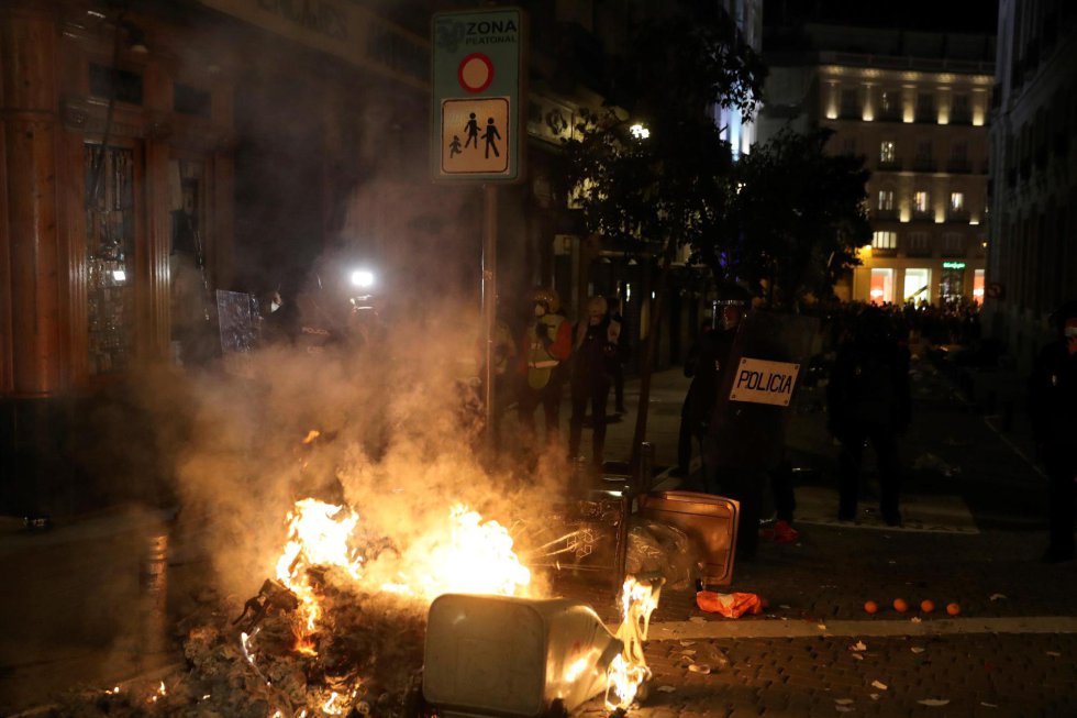 Manifestantes crean una barricada durante una marcha por la detención del rapero Pablo Hasél en la madrileña Plaza de Sol Manifestantes crean una barricada durante una marcha por la detención del rapero Pablo Hasél en la madrileña Plaza de Sol