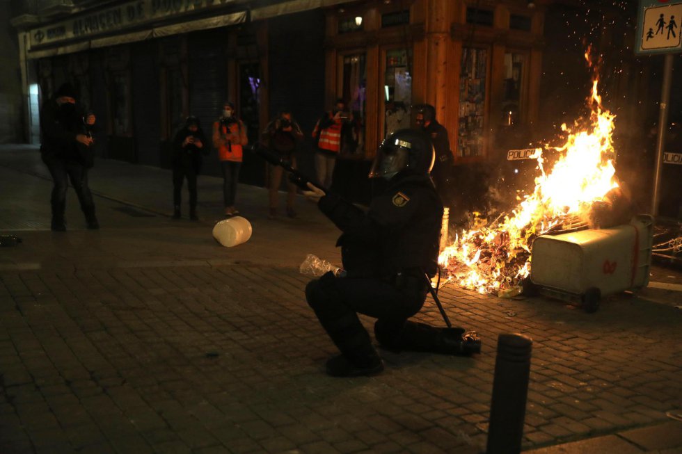 Agentes de la policía antidisturbios intervienen durante una manifestación por la detención del rapero Pablo Hasél en Madrid Agentes de la policía antidisturbios intervienen durante una manifestación por la detención del rapero Pablo Hasél en Madrid