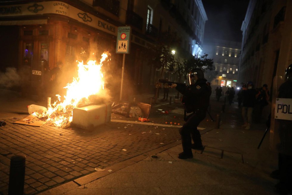 Agentes de la policía antidisturbios intervienen durante una manifestación por la detención del rapero Pablo Hasél en Madrid Agentes de la policía antidisturbios intervienen durante una manifestación por la detención del rapero Pablo Hasél en Madrid