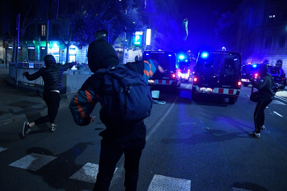 Cargas policiales y disturbios en las calles de Barcelona por segunda noche consecutiva Cargas policiales y disturbios en las calles de Barcelona por segunda noche consecutiva