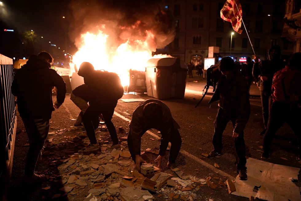 Cargas policiales y disturbios en las calles de Barcelona por segunda noche consecutiva Cargas policiales y disturbios en las calles de Barcelona por segunda noche consecutiva