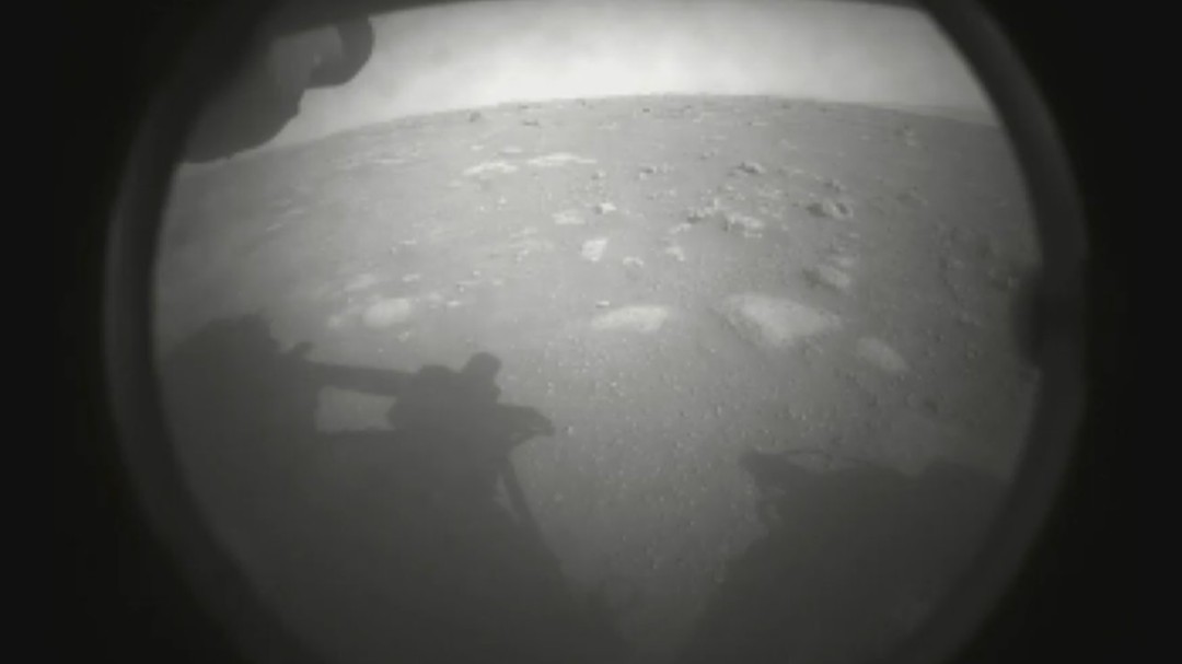 Aterriza con éxito en Marte el mayor robot explorador de la NASA: así es la primera imagen del 'Perseverance'