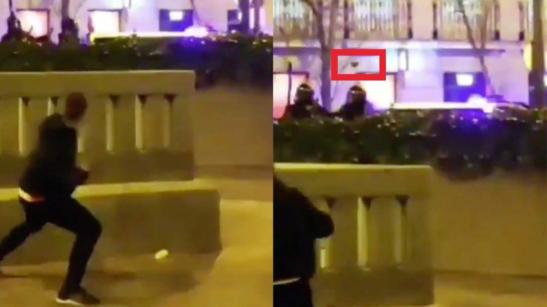 Un manifestante alcanza en la cabeza a un antidisturbios con una piedra de grandes dimensiones