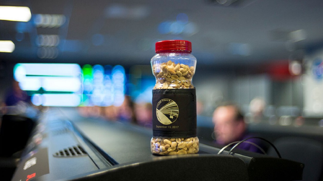 La curiosa razón por la que el equipo de la NASA come cacahuetes durante sus misiones espaciales