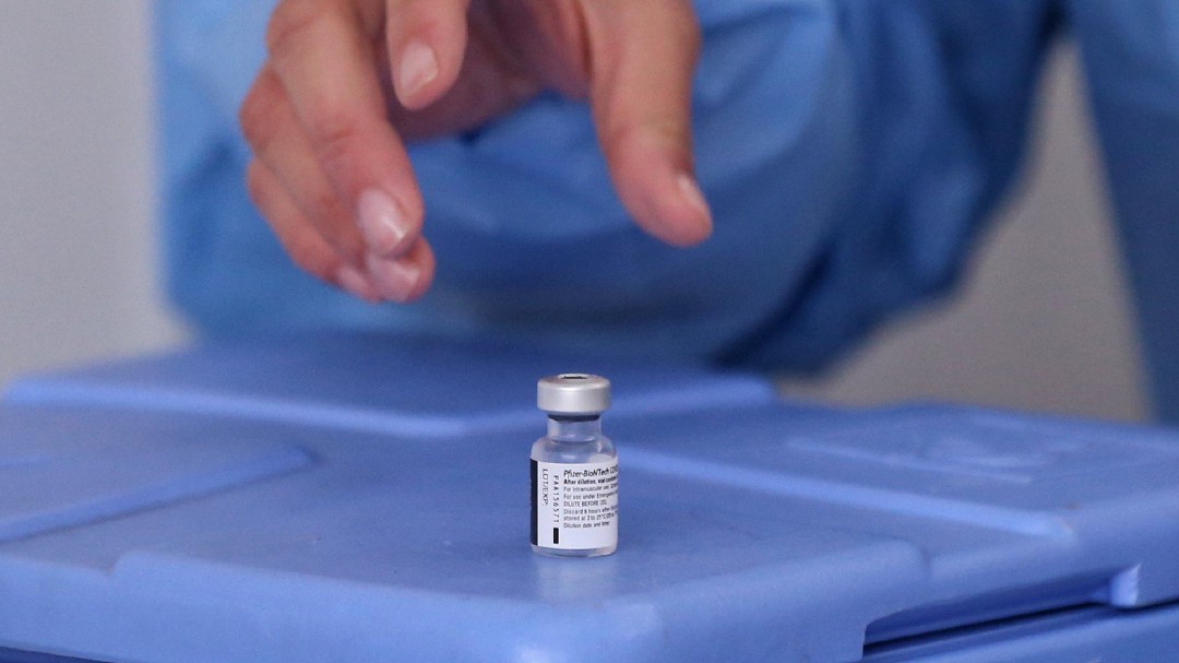 La vacuna de Pfizer tiene un 85% de efectividad solo con la primera dosis, según un estudio