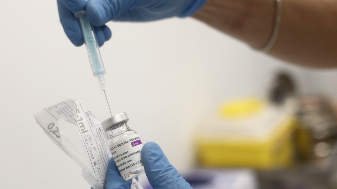 La vacuna de Oxford es más eficaz cuando aumenta a tres meses el intervalo entre las dos dosis